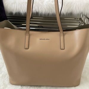 Michael Kors Tote, XXL, Tan, Silver hardware, pockets inside, like new